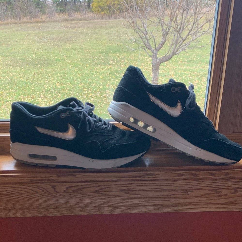 Nike Women's Black and white Sneakers